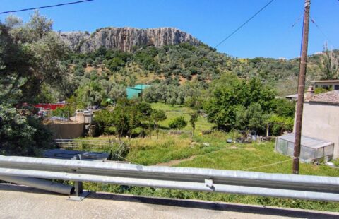 121 Plot in agios isidoros